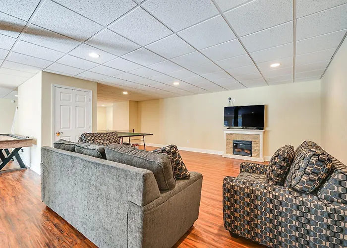 Pool & Furnished Patio: Group Getaway In Hershey