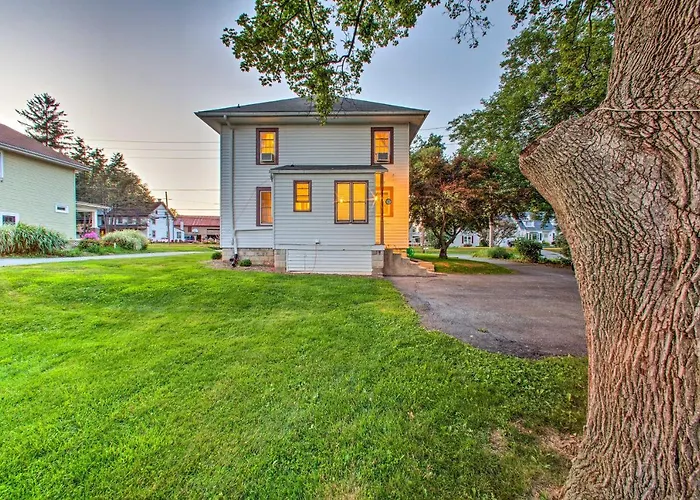Whimsical Lancaster Home - 4 Mi To Sight & Sound